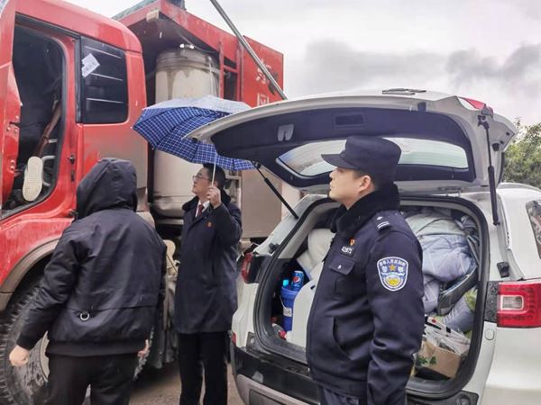 兴山法院：执行干警冒着风雨对被执行人车辆进行查扣.jpg